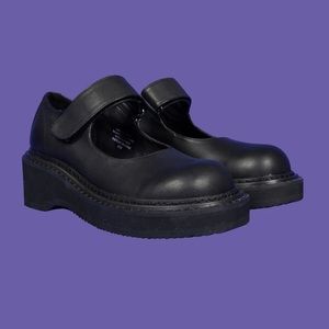 Unif sig shoe: size 6
